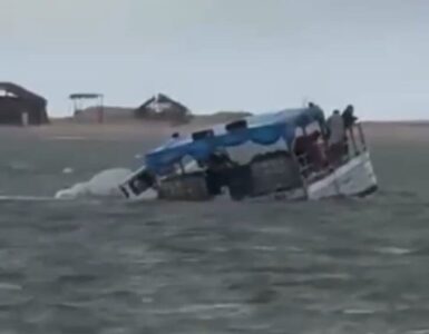 Caminhonete adaptada como balsa naufraga em Barreirinhas