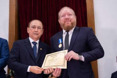 “Dedico esta homenagem a todos que contribuem com a cultura maranhense “, diz Othelino Neto em solenidade na AML