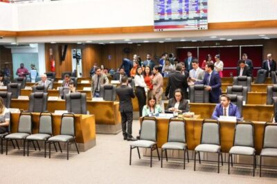 Assembleia aprova (1º turno) permissão para reeleição da Mesa Diretora