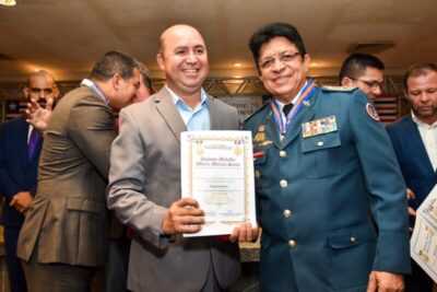 Jornalista Robson Paz recebe Medalha Alferes Moraes Souto, maior honraria do Corpo de Bombeiros