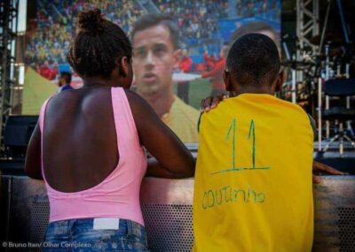 Após foto viralizar, Coutinho responde menino da Vila Cruzeiro que improvisou camisa do Brasil