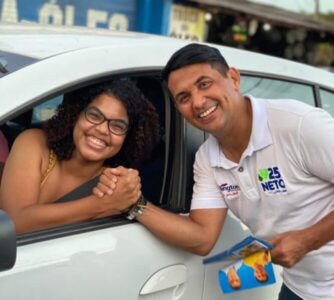 Wellington do Curso realiza panfletagem em apoio a Neto Evangelista
