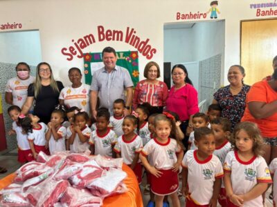Prefeito Enoque Mota realiza a entrega de fardamentos e equipamentos para a rede municipal de ensino