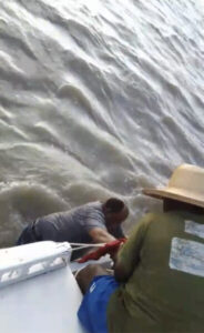 Barco com técnicos da TIM naufraga na baía de Guajerutiua