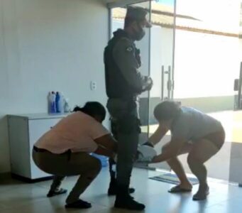 Mãe leva filho recém-nascido no quartel e passa três vezes debaixo das pernas do soldado para tirar mau-olhado
