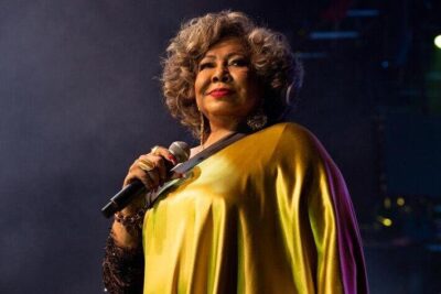 Alcione passa mal e interrompe show no Recife: ‘Alguém me abana aqui, por favor’