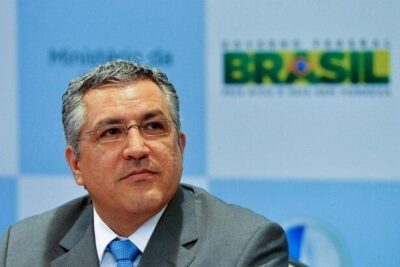 Brasil não estimula, nem entrará em guerra comercial sobre aço, diz Padilha