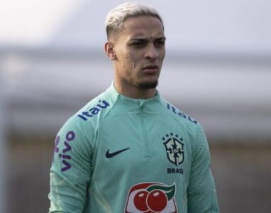 Antony chega à Inglaterra para depor em caso de agressão; entenda a situação do atacante