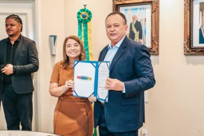 Iracema Vale participa da assinatura de MP que reajusta salário dos professores da educação básica