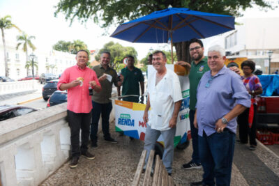 Brandão entrega carrinhos a comerciantes da Praça Dom Pedro II