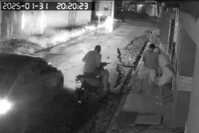 Bandidos passam de carro atirando contra homens que estavam na porta de casa, em Santa Inês
