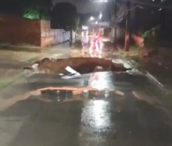 Forte chuva deixa ruas e avenidas alagadas na Grande Ilha