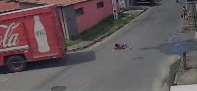 Funcionário da Coca-Cola cai em bueiro sem tampa e quase morre atropelado por caminhão, em São Luís
