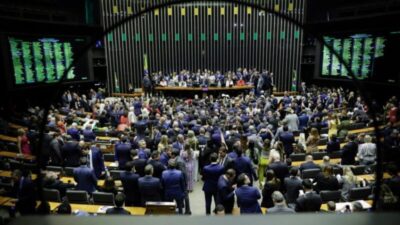 No Brasil, 133 pessoas precisam trabalhar para sustentar 1 deputado federal