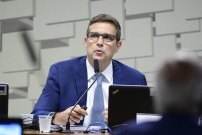 Ata do COPOM aponta queda de juros e alivia situação de Campos Neto, mas mostra que “batem cabeça”