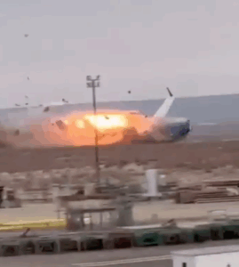 VÍDEO! 28 sobrevivem a queda de avião da Embraer no Cazaquistão