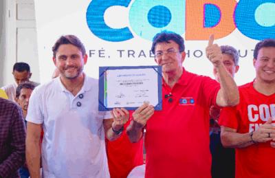 Juscelino entrega ambulâncias e doa 200 computadores em Codó