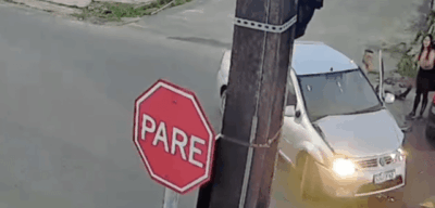 Bêbado ignora sinalização, bate em carro de personal e tenta culpá-la pelo acidente
