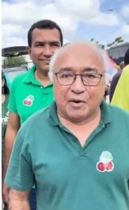 População caminha pelas ruas de Barreirinhas com Léo Costa