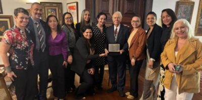 ex-presidente José Sarney recebe homenagem de mulheres policiais federais
