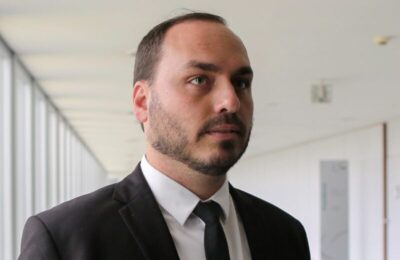 Carlos Bolsonaro e assessora são indiciados por atuação em desinformação