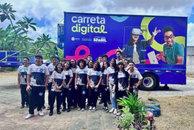 Juscelino Filho leva cursos de inclusão digital a escola em São Luís