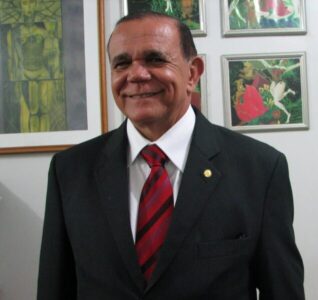 Escórcio sugere a Camarão entregar celular a perícia para acabar com dúvidas no caso dos prints de conversa
