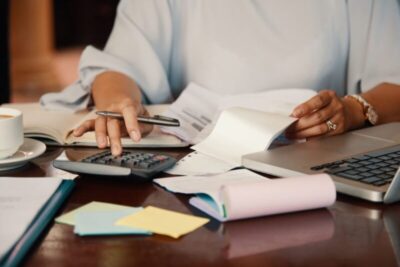 Para negociação de dívidas, Serasa e Correios iniciam atendimento presencial gratuito em todo o país