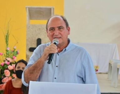 Já pensou se vira moda ?Prefeito Nato da Nordestina e seu irmão César, usam força policial para forçar trio elétrico a continuar em evento particular