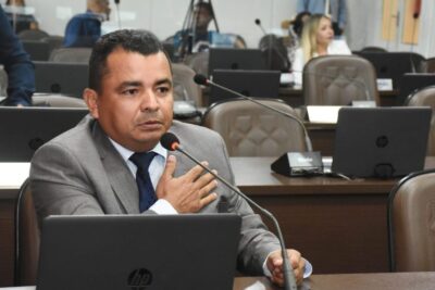 VEREADOR EDSON GAGUINHO FAZ CRÍTICAS ÀS REFORMAS E REVITALIZAÇÕES REALIZADAS EM ESCOLAS DO MUNICÍPIO