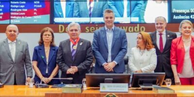 A Assembleia Legislativa do Maranhão concedeu em Sessão Solene a Medalha do Mérito Legislativo Terezinha Rego ao médico nefrologista e ex-reitor da UFMA, Natalino Salgado