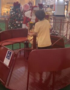 Magia do Natal leva crianças com TEA para a praça de eventos do São Luís Shopping
