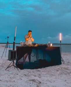 Imagina curtir um som de qualidade com uma paisagem apaixonante? Essa é a aposta do DJ e produtor Blemes