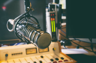 Rádio resiste à era digital e segue imperando em audiência