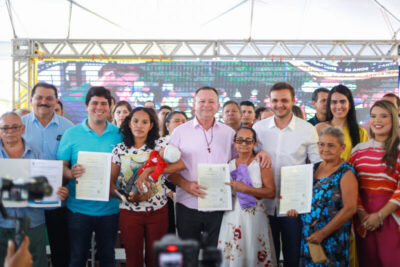 Brandão entrega 1.000 títulos de propriedade e anuncia novas obras no aniversário de 56 anos da cidade de Santa Inês