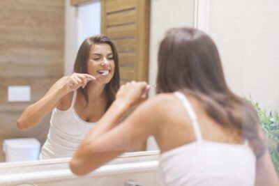 Você comete algum desses seis erros na escovação? Dentista explica como evitá-los