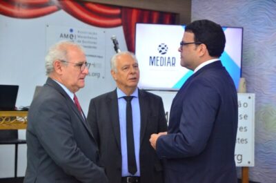 IAMA apresentou plataforma da Via Consensual O advogado e jornalista Walmir de Jesus Moreira Serra Júnior, presidente do Instituto dos Advogados do Maranhão, comandou nesta quarta-feira, 23 de agosto, no auditório da AMEI, no São Luís Shopping, em São Luís, a apresentação da plataforma virtual da Via Consensual, Câmara de Mediação e Arbitragem, do IAMA.