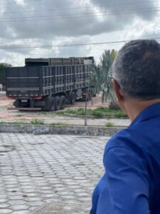 DR. AMILCAR ROCHA RECEBE VIGAS DA PONTE EM BARREIRINHAS
