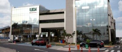 Advogado flagrado se masturbando em voo é preso por abuso de criança em hospital