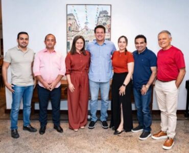 Como governador em exercício, Felipe Camarão recebe réu por corrupção