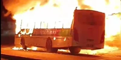 Ônibus pega fogo no bairro Cruzeiro do Anil, em São Luís