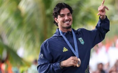 Gabriel Medina garante bronze para o Brasil no surfe masculino