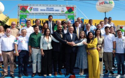 Governador reforça municipalismo e firma convênios em dez ações durante encontro com prefeitos**