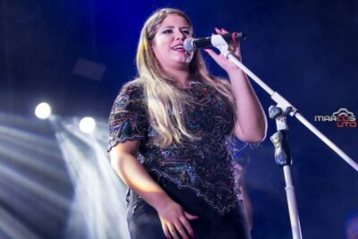 Cantora Marília Mendonça é humilhada em aeroporto por deitar no chão