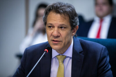 “Apertem os cintos, o piloto sumiu”: Marinho critica férias de Haddad