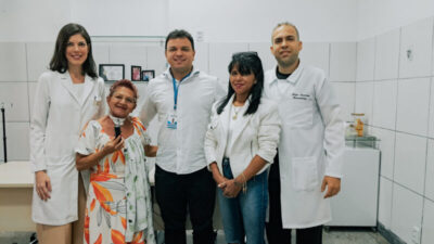 Beneficiária de laringe eletrônica voltar a projetar a voz após receber o dispositivo no Hospital de Oncologia do Maranhão