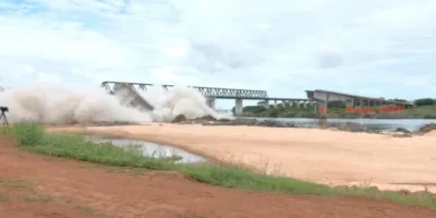 Implodidas plataformas da ponte Juscelino Kubitschek