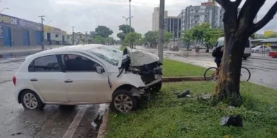 Carro colide com árvore após aquaplanagem em São Luís