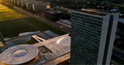 Supersalários acima do teto marcam tribunais de contas