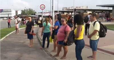 Greve de ônibus causa caos e lota transportes alternativos